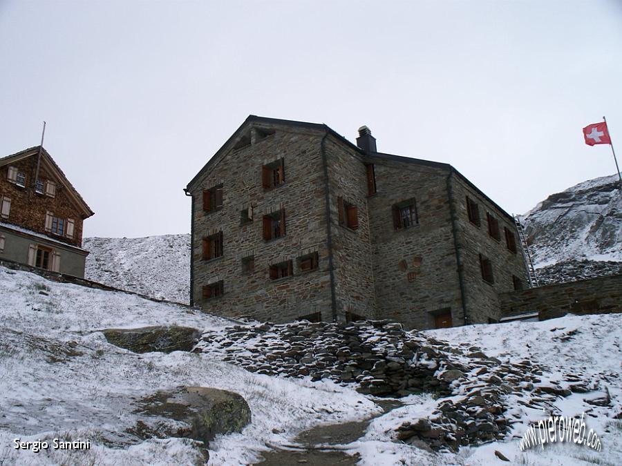 06 Weissmies Hutte.JPG